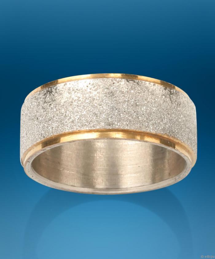 Arany színű uniszex gyűrű, ezüst sávval (17 mm). 