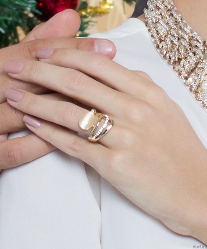 Aranyszínű gyűrű, fehér kristályokkal és krémszínű gyönggyel, 16 mm