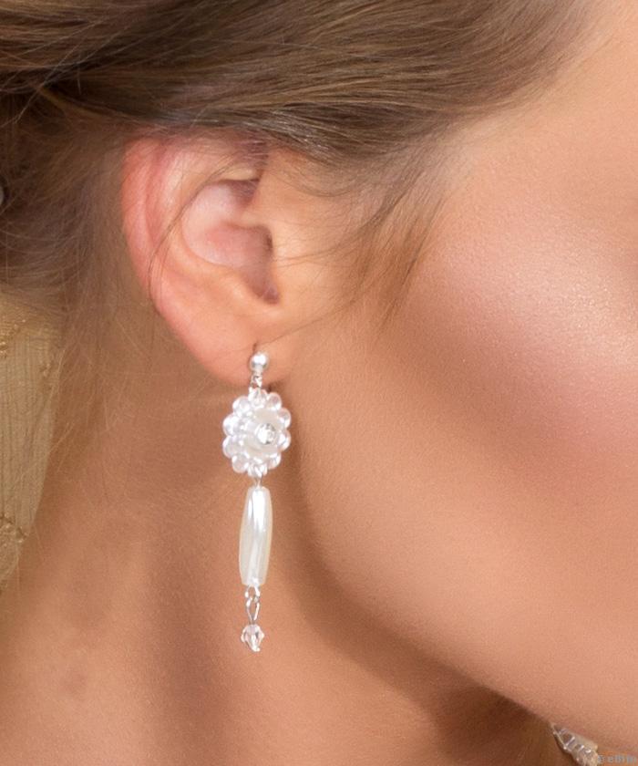 Fehér gyöngyház fényű virágos fülbevaló, kristályokkal