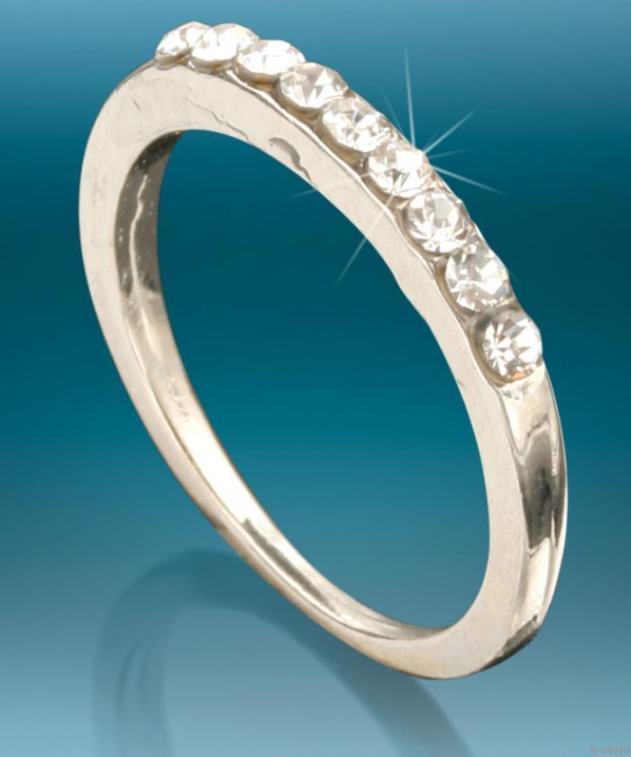 Fehér strasszos gyűrű ezüstszínű fémből (17 mm)