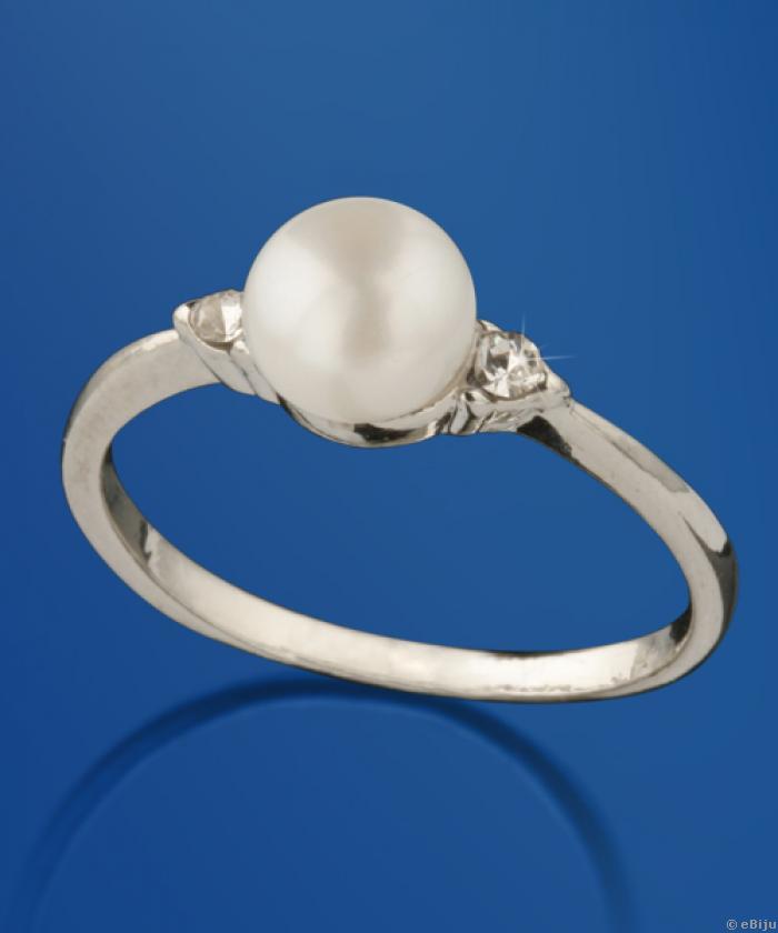 Gyűrű fehér tenyésztett gyönggyel és strasszokkal