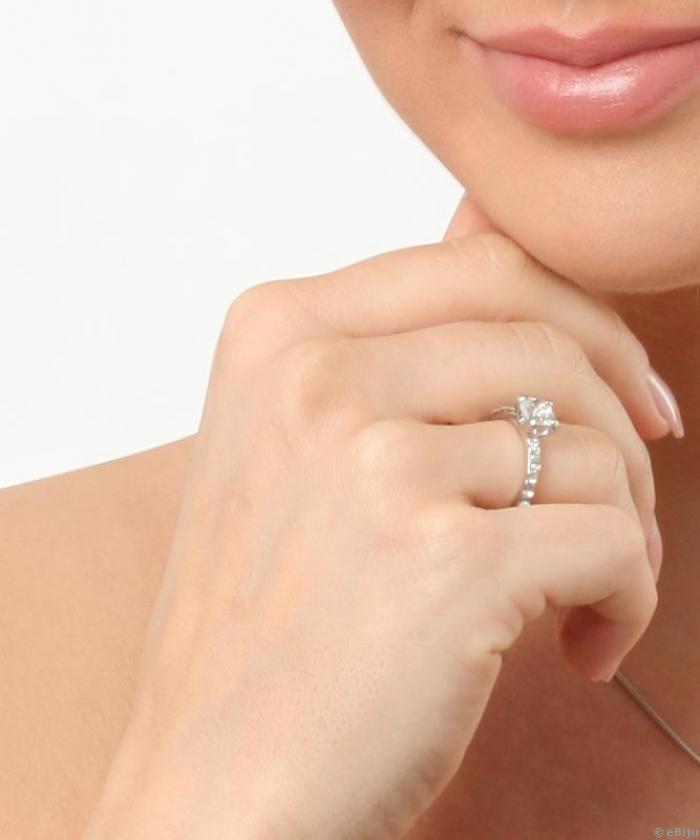Jeggyűrű típusű gyűrű fehér strasszokkal (16 mm)