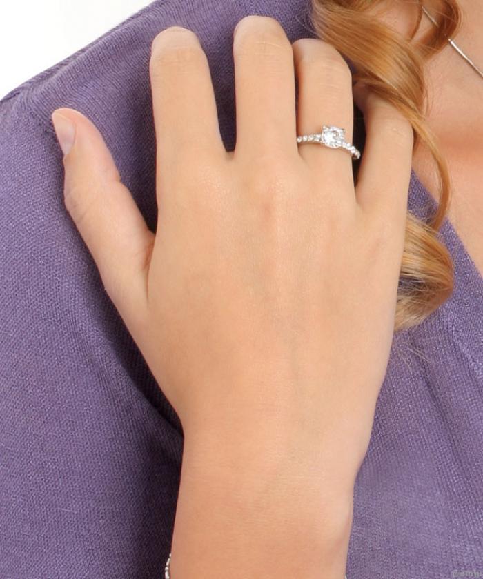 Jeggyűrű típusű gyűrű fehér strasszokkal (18 mm)