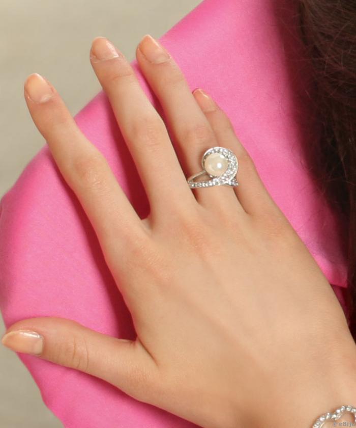 Krémszínű üveggyöngy gyűrű fehér kristályokkal (17 mm)