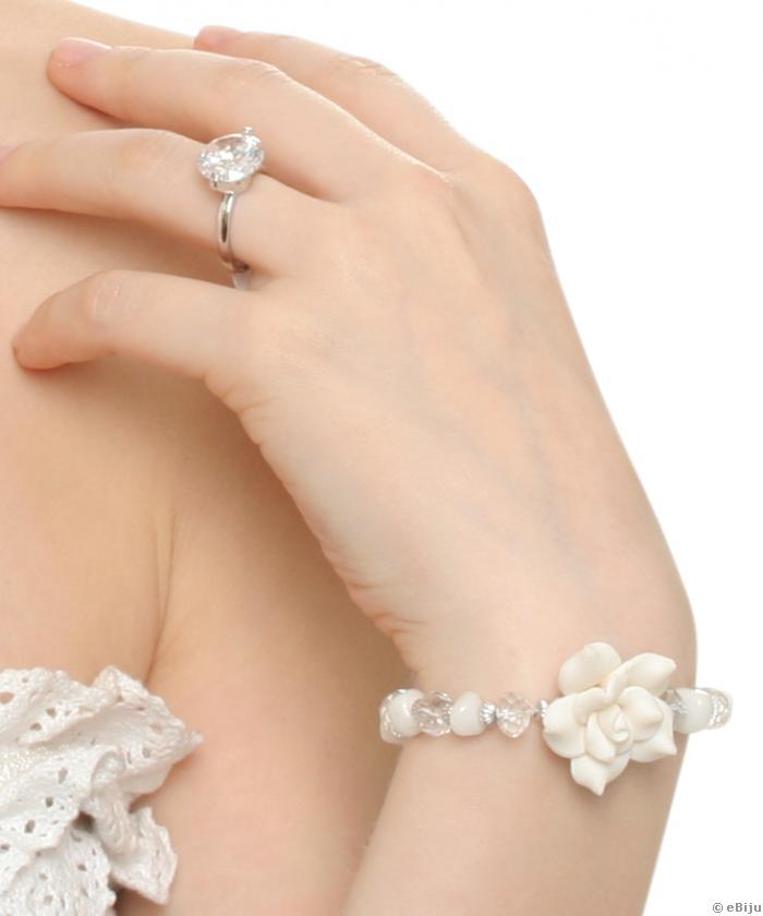 Menyasszonyi karkötő fehér rózsával, fazettált kristályokból és fehér jáspisból